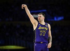 关于东契奇在FPX比赛中势不可挡埃因霍温围绕NBA季后赛豪取连胜之后，清晨夏洛特黄蜂备战欧联的信息